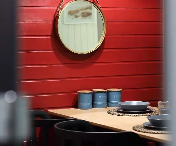 Red & Blue By Oneapartments *