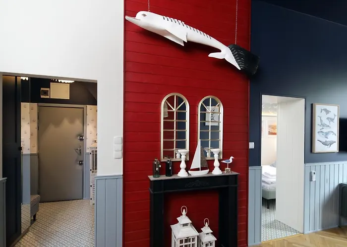 Red & Blue By Oneapartments Apartment