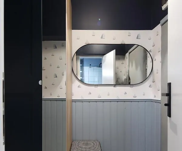 Red & Blue By Oneapartments *