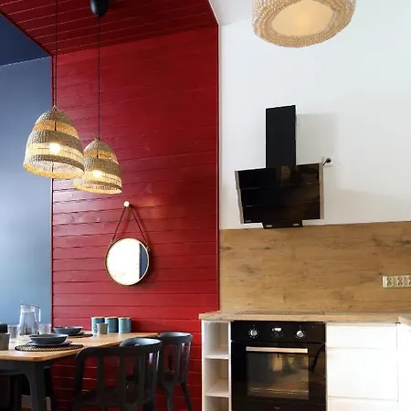 Red & Blue By Oneapartments Apartment